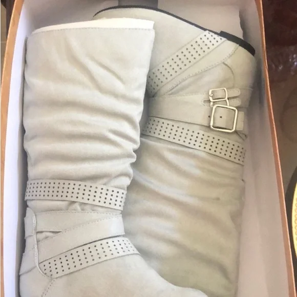 Girl’s Boots - Picture 1 of 3